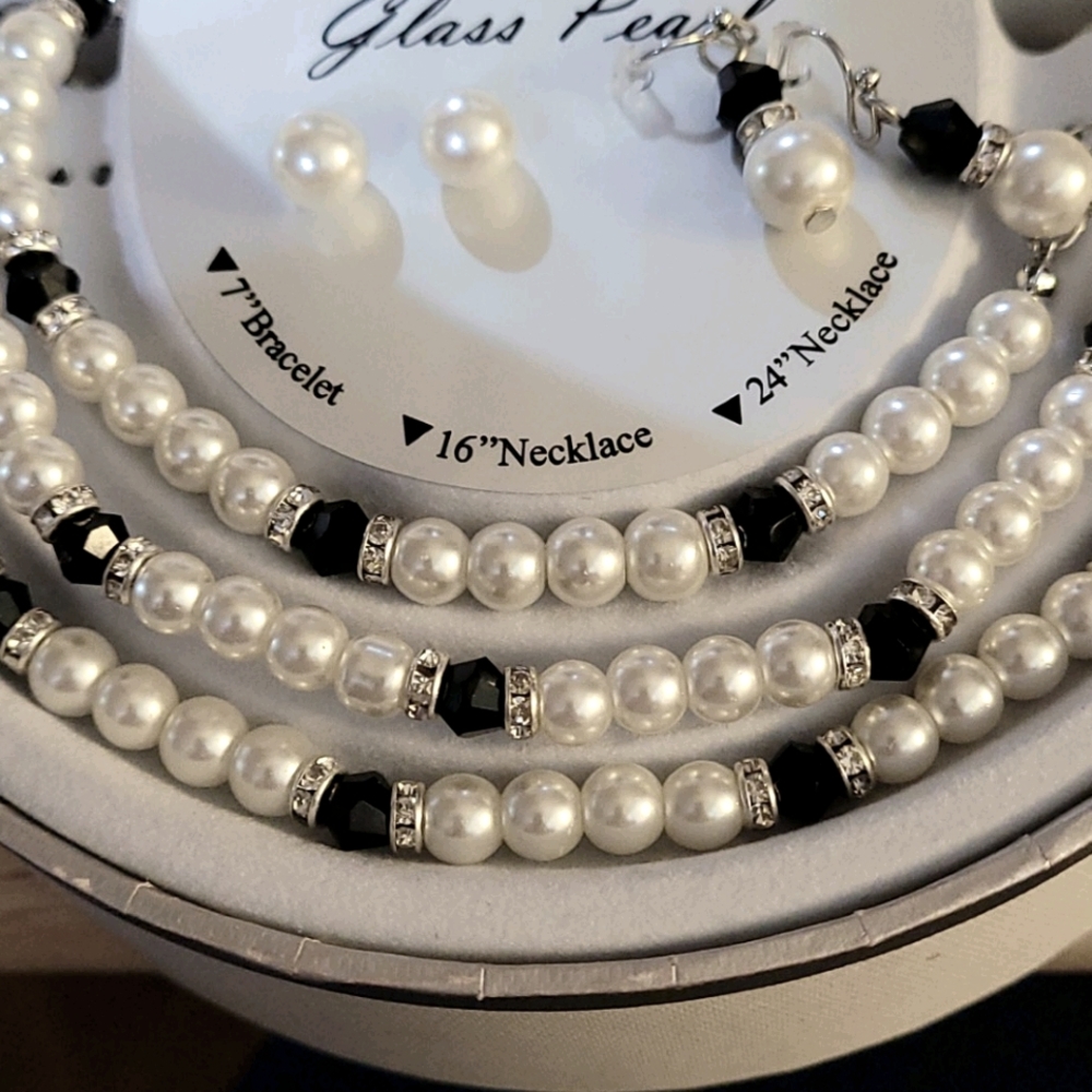 Beautiful jewelry black, pearl and clear beads set